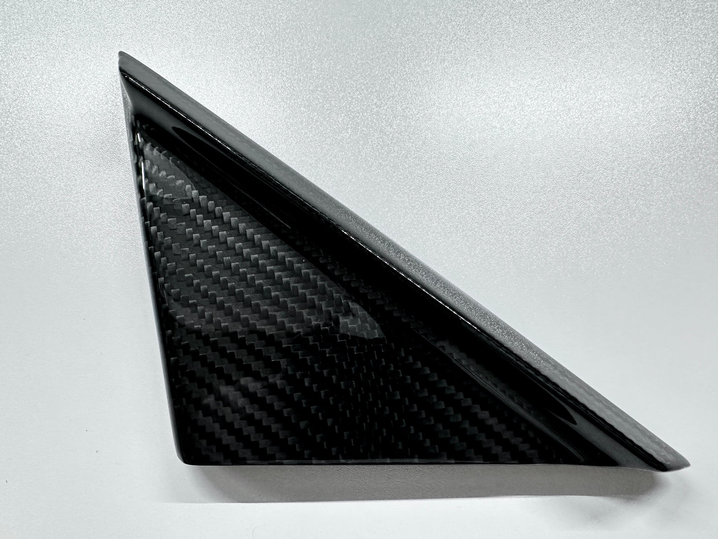 Audi R8 anti wind buffeting triangles. Eliminates annoying wind buffeting when windows are down at high speeds. 